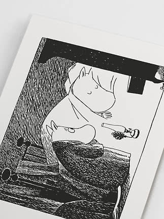 Sort-hvid illustration af to Mumitrolde i et værelse med lille hængende lampe.