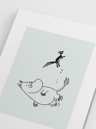 Illustration af Mumitrold med en lille fugl på lyseblå baggrund og hvid kant