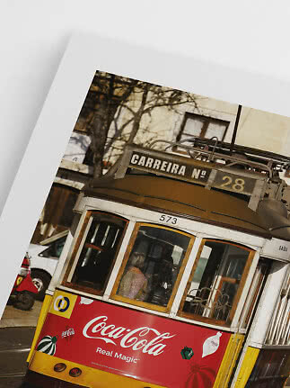 Plakat med skråt foto af gul og rød sporvogn nr. 28 med Coca-Cola-reklame