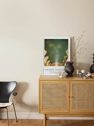 Affiche Grand Central Terminal posée sur un buffet en chêne à portes cannage avec vases décoratifs