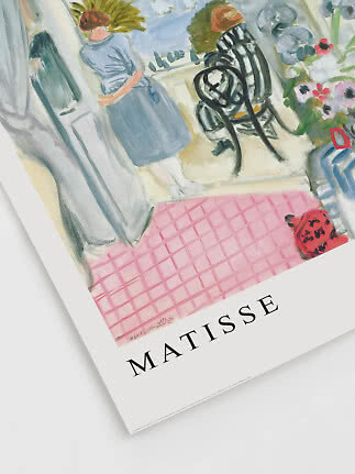 Konstposter med målning av kvinna vid balkong, svart stol, blommor och rosa golv