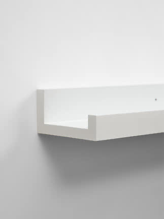 Biała półka ścienna o minimalistycznym designie z podwyższoną krawędzią