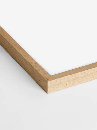 Nahaufnahme eines hellen Holzrahmens vor weißem Hintergrund