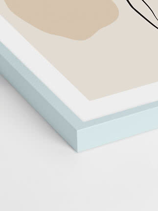 Nahaufnahme abstrakter Wandkunst in hellem Beige mit hellblauem Rahmen