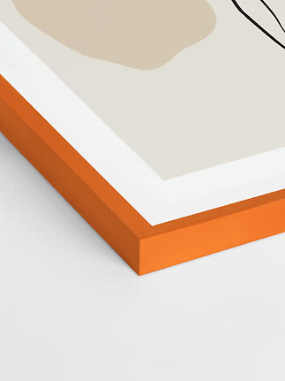 Nahaufnahme eines orangefarbenen Rahmens mit abstraktem Print in Beige und Schwarz