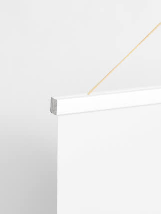 Nahaufnahme einer weißen Posterleiste aus Holz mit Lederband