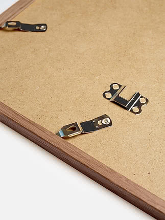 Retro di una cornice quadrata in rovere moro con il pannello posteriore in MDF e gli attacchi metallici per appenderla