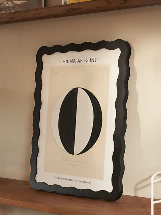 Gerahmtes Hilma-af-Klint-Poster mit schwarzem Wellenrahmen auf Holzregal