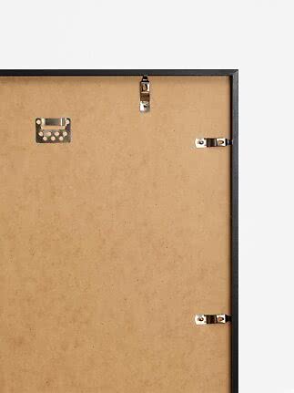 Rückseite eines schwarzen Bilderrahmens mit MDF-Rückwand und Metallclips