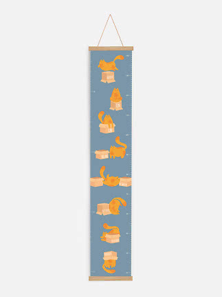 Blå højdemåler med orange katte og papkasser i forskellige positioner, ophængt med træramme.