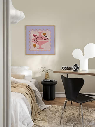 Poster con uccello in passepartout viola pastello e cornice in rovere su una parete della camera da letto, sopra una scrivania e una sedia nera