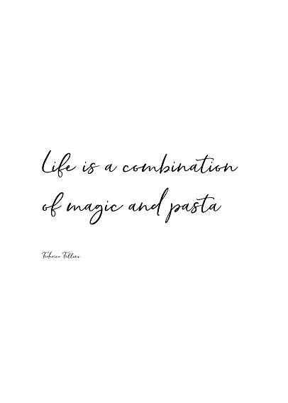 Poster bianco con scritta nera: "Life is a combination of magic and pasta" di Federico Fellini.