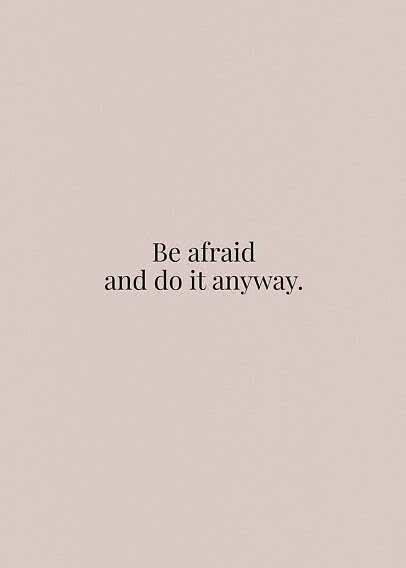 Beżowy plakat z czarnym napisem: „Be afraid and do it anyway.”