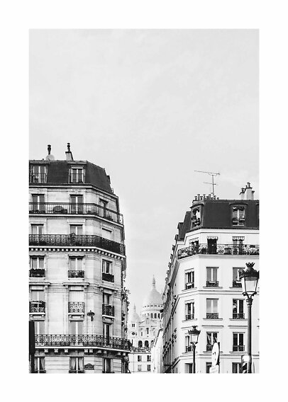 Escena urbana en blanco y negro con edificios clásicos de París y Sacré-Cœur al fondo