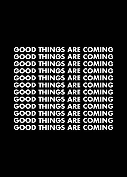 Póster negro con texto blanco "GOOD THINGS ARE COMING" repetido en varias líneas