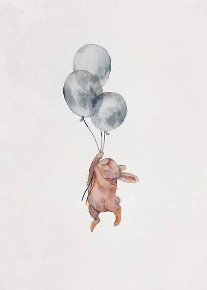 Aquarell eines rosa Kaninchens, das an drei grauen Ballons vor hellem Hintergrund hängt