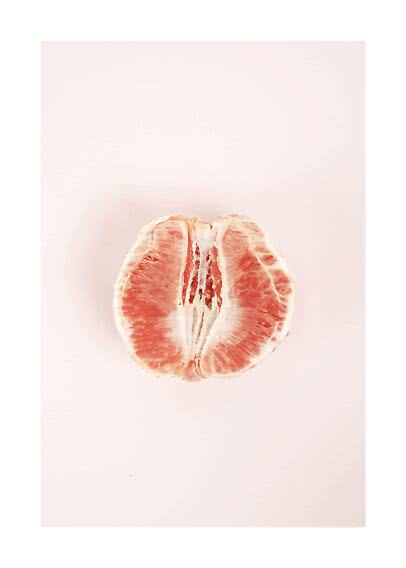 Halbe rosa Grapefruit auf hellrosa Hintergrund