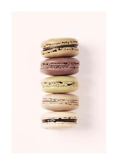Stak af fem macarons i lyse og brune nuancer på lyserød baggrund