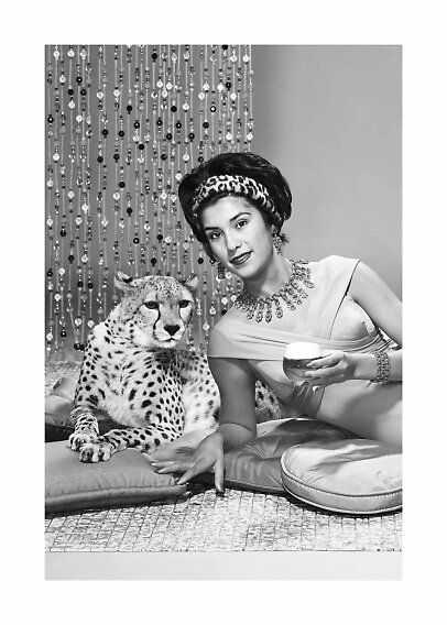 Zwart-witfoto van elegante vrouw met drankje naast een cheeta voor kralengordijn
