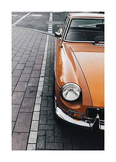 Nahaufnahme eines orangefarbenen Oldtimers am Straßenrand in der Stadt