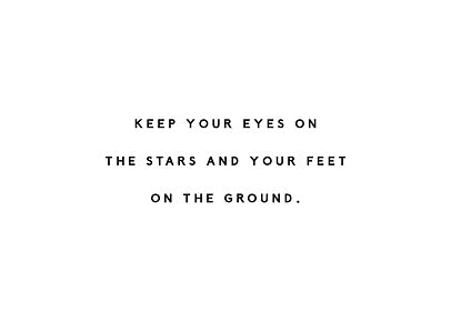 Sort tekst på hvid baggrund: “Keep your eyes on the stars and your feet on the ground.”