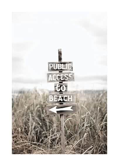 Holzschild in den Dünen mit "Public access to beach" und Pfeil nach links