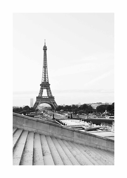Schwarz-Weiß-Foto des Eiffelturms, gesehen von den Treppen am Trocadéro in Paris