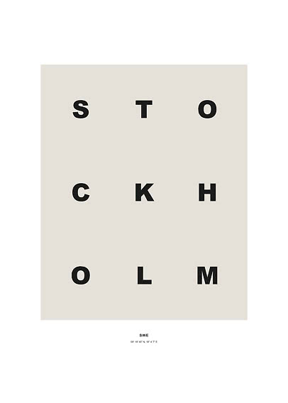 Minimalistisches Poster mit den Buchstaben STOCKHOLM in Schwarz auf hellem Beigeton und kleinen Koordinaten unten
