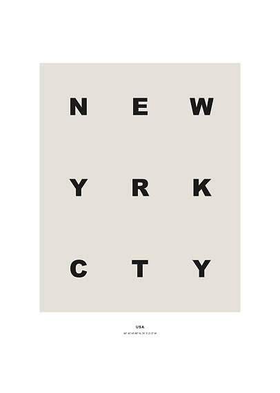 Minimalistisk poster med NEW YORK CITY i svarta bokstäver på beige bakgrund, USA och koordinater längst ner