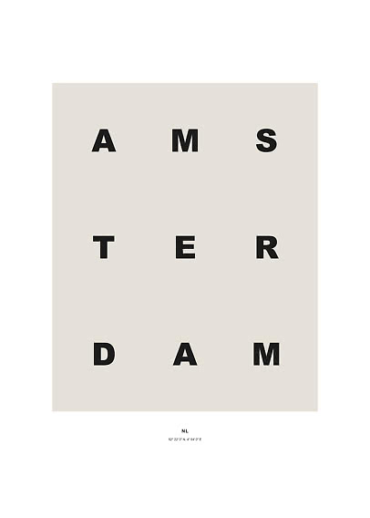 Beiges Poster mit schwarzen Buchstaben, die AMSTERDAM bilden, und kleinen Koordinaten unten.