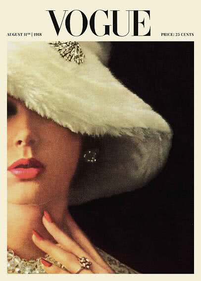 Copertina vintage di Vogue con primo piano di donna con grande cappello di pelliccia bianca