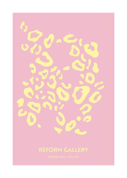 Abstrakt poster med gula leopardfläckar på rosa bakgrund och texten Reform Gallery.
