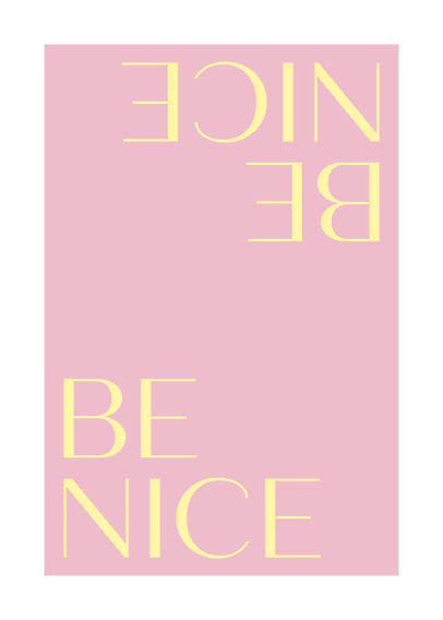 Roze poster met gele tekst 'BE NICE' in hoge, elegante letters, ondersteboven afgebeeld