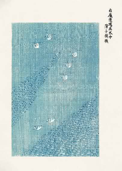 Japanischer Holzschnitt mit weißen Vögeln über blauem Wasser und Wellenmustern, rechts vertikale Kalligrafie