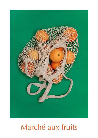 Netzeinkaufstasche mit Orangen und Zitrusfrüchten auf grünem Hintergrund