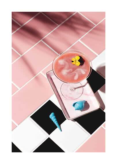 Pink cocktail i martiniglas med blomst på fad over rosa og sort-hvide fliser.