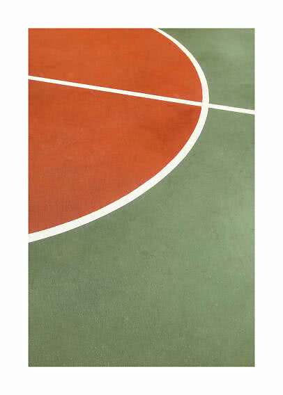 Abstrakt motiv inspireret af en basketballbane i terrakotta og grøn med hvide linjer