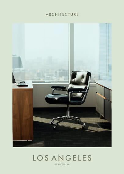Affiche d’un bureau moderne avec chaise en cuir noir, bureau et vue sur Los Angeles