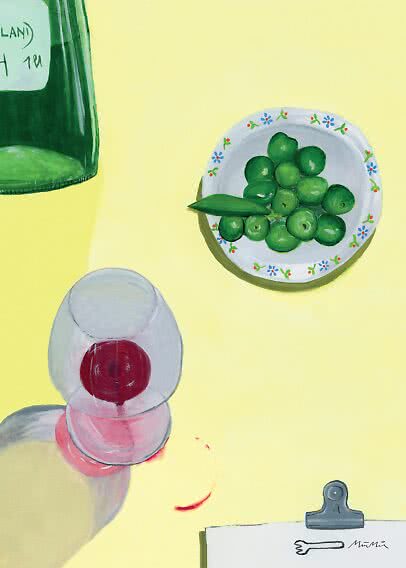 Gemälde mit grüner Flasche, Teller mit grünen Oliven und einem Glas mit rotem Getränk auf gelbem Grund