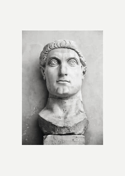 Poster in bianco e nero con primo piano di un busto antico in marmo su sfondo chiaro