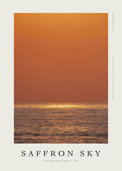 Poster mit goldenem Meer unter orangem Abendhimmel, mit dem Text „Saffron Sky“