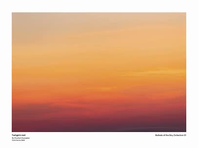 Lámina artística con cielo de atardecer en tonos naranja y violeta, borde blanco