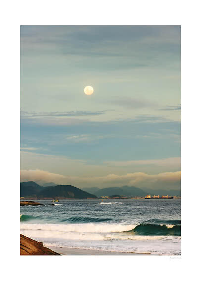 Luna sobre el mar con olas, montañas al fondo y un barco en el horizonte