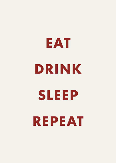 Plakat med rød tekst på beige baggrund: "EAT DRINK SLEEP REPEAT".