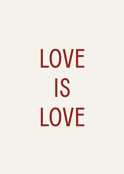 Plakat med rød tekst "LOVE IS LOVE" på lys beige baggrund