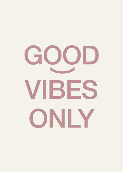 Poster mit dem Schriftzug „GOOD VIBES ONLY“ in Altrosa auf hellem Hintergrund