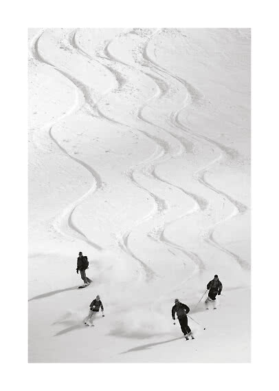 Quatre skieurs descendent une pente enneigée marquée de larges traces dans la poudreuse.