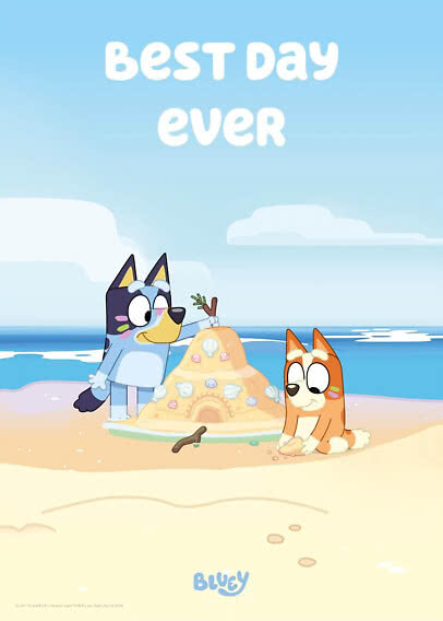 Bluey und Bingo bauen am Strand eine Sandburg unter dem Text "Best Day Ever"