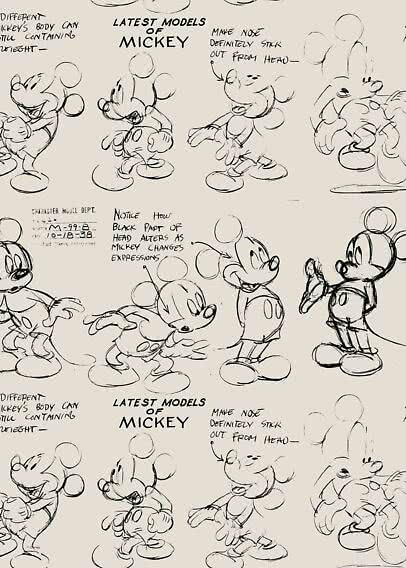 Motif de croquis de Mickey Mouse dans diverses poses avec notes manuscrites sur fond beige