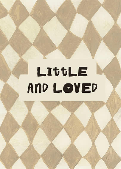 Plakat med teksten "Little and Loved" på beige baggrund med diamantmønster